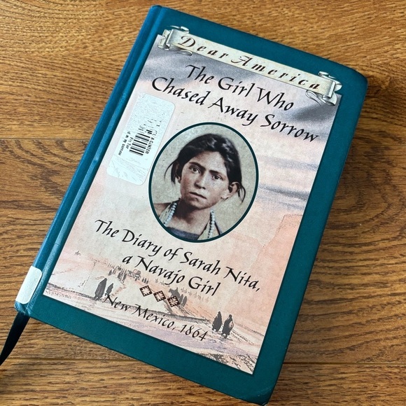 Dear America: The Girl Who Chased Away Sorrow: The Diary of Sarah Nita, a Navajo - Picture 1 of 3